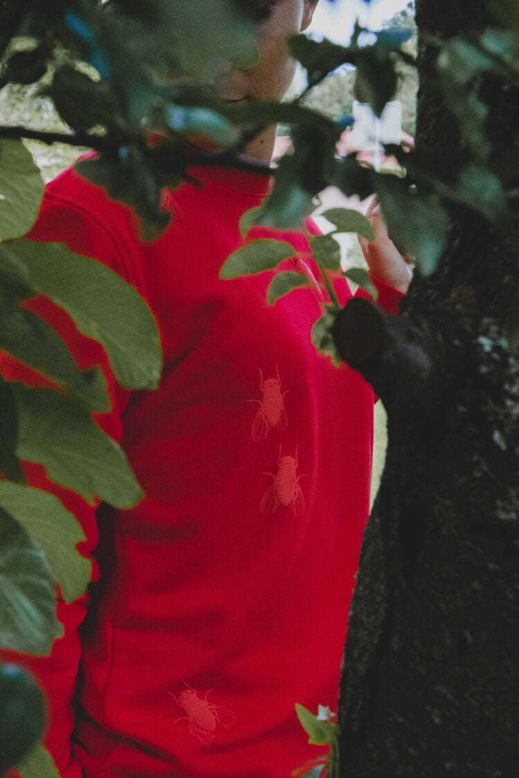 Roter Pullover mit 3D-Print mit Fliegen, Unisex Modell aus 300g Bio-Baumwolle