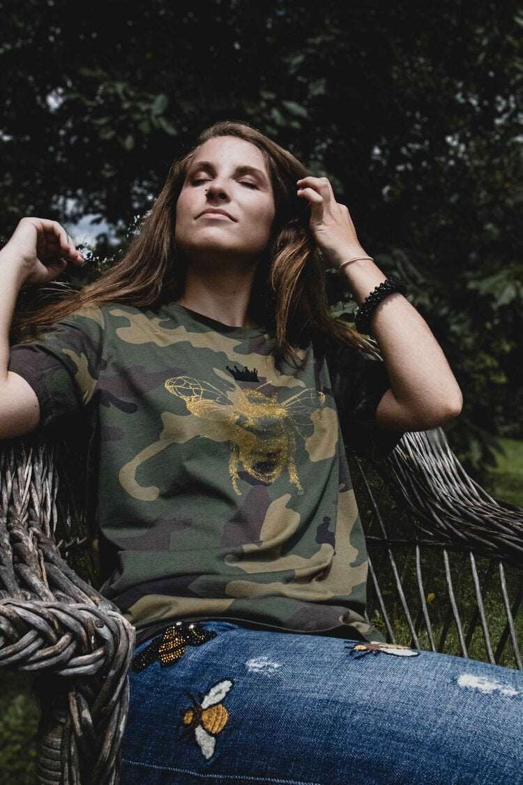 Goldene Biene auf einem millitärischen Muster, 180 g Baumwolle/ Unisex-Modell