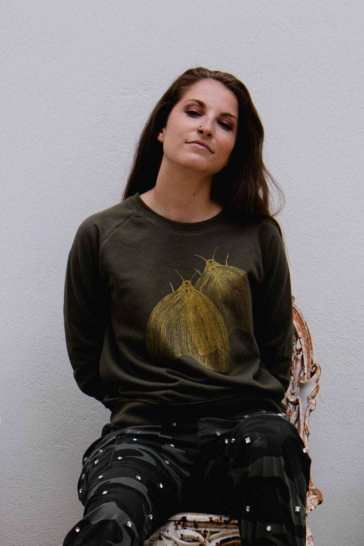 Olivgrüner Pullover, Motte in goldener Farbe, 180g Bio-Baumwolle