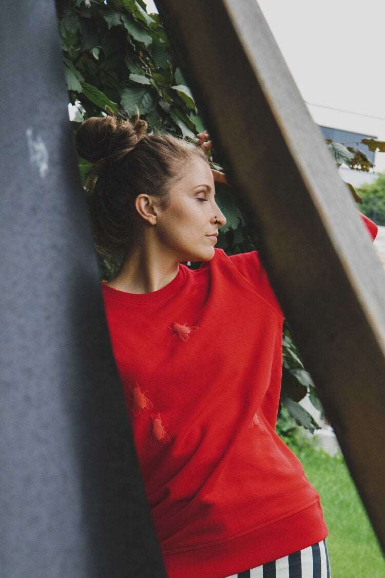 Roter Pullover mit 3D-Print mit Fliegen, Unisex Modell aus 300g Bio-Baumwolle