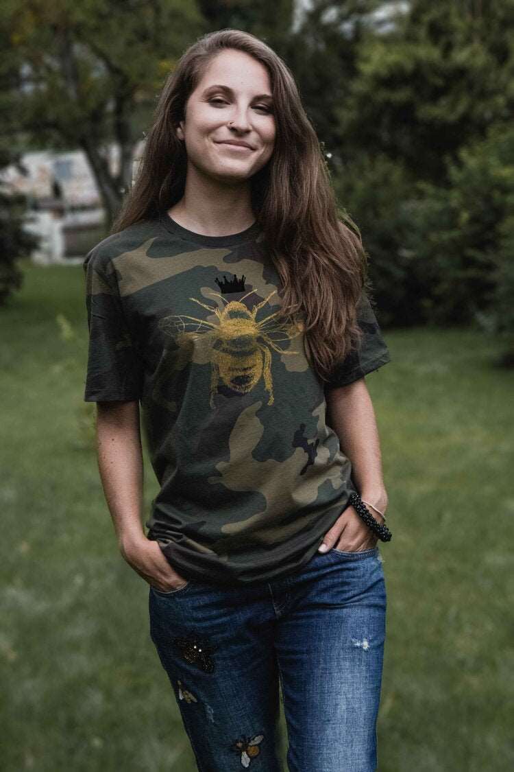 Goldene Biene auf einem millitärischen Muster, 180 g Baumwolle/ Unisex-Modell
