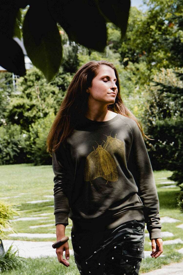 Olivgrüner Pullover, Motte in goldener Farbe, 180g Bio-Baumwolle