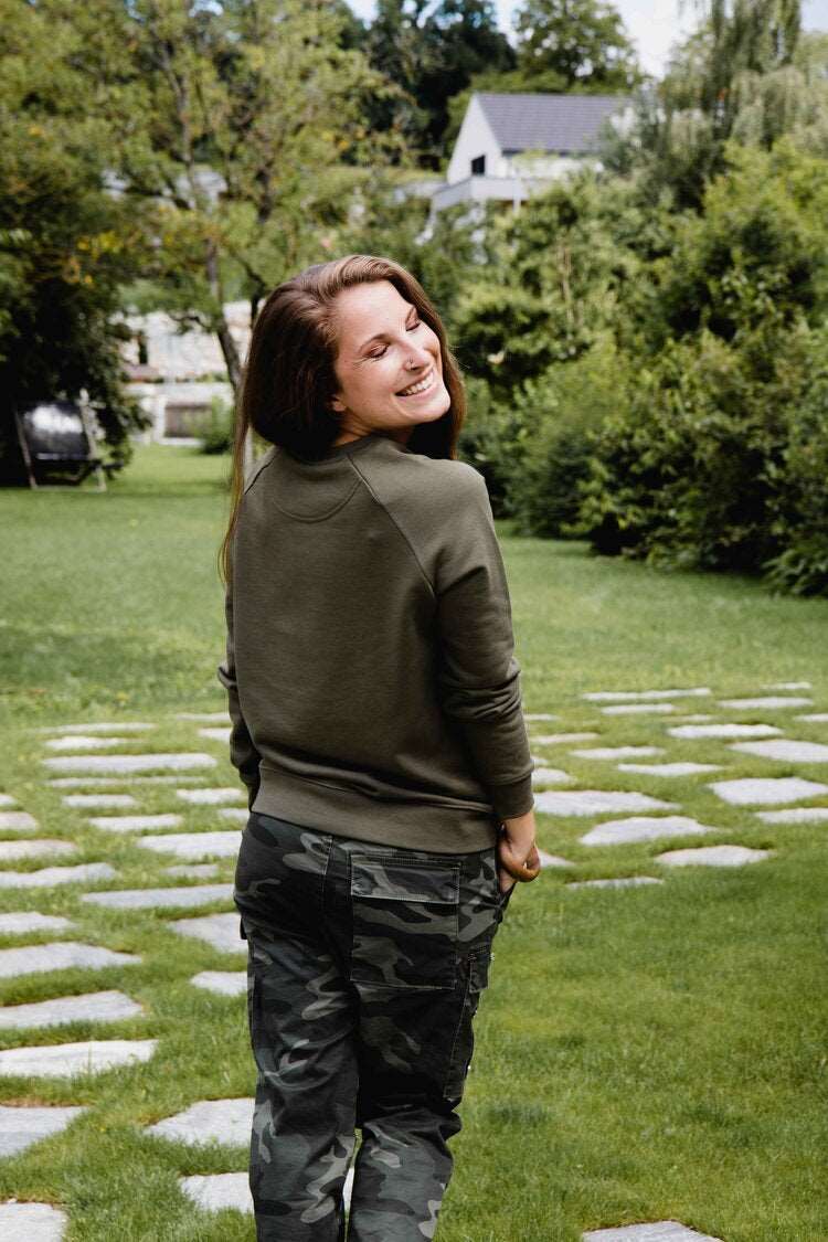 Olivgrüner Pullover, Motte in goldener Farbe, 180g Bio-Baumwolle