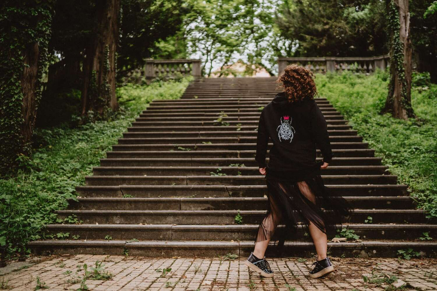 Schwarzes Hoodie-Kleid für Damen mit glänzendem Silberkäfer und rosa Plüschkrone auf dem Rücken 180g
