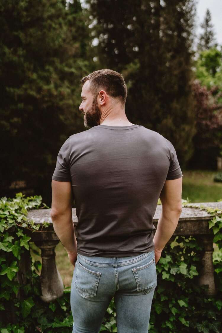 Graues Herren T-Shirt mit grünem Hirschkäfer der eine schwarze Krone hält