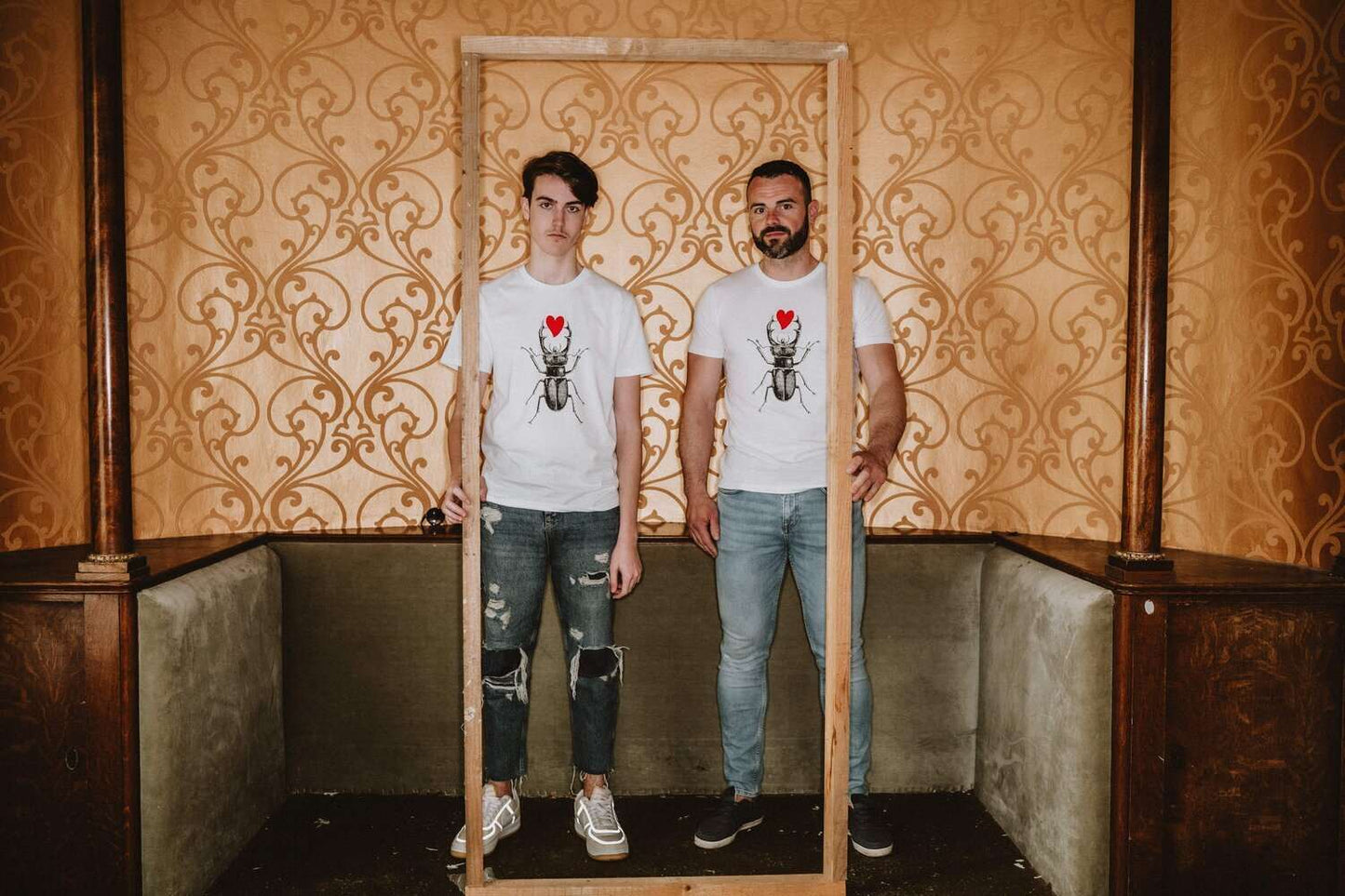 Weißes Hirschkäfer-T-Shirt für Herren mit rotem Herzen oder roter Krone, 180 Baumwolle