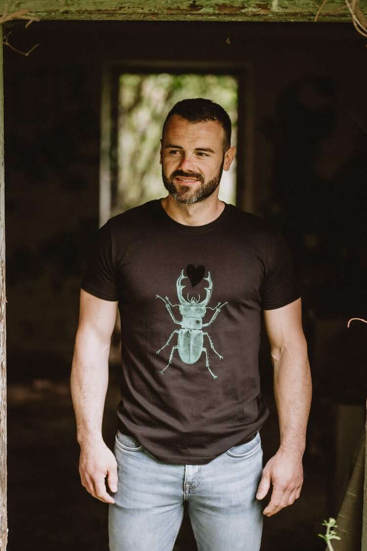 Schwarzes Herren-T-Shirt mit einem grünen Skarabäus, der ein schwarzes Herz hält, 180g Baumwolle