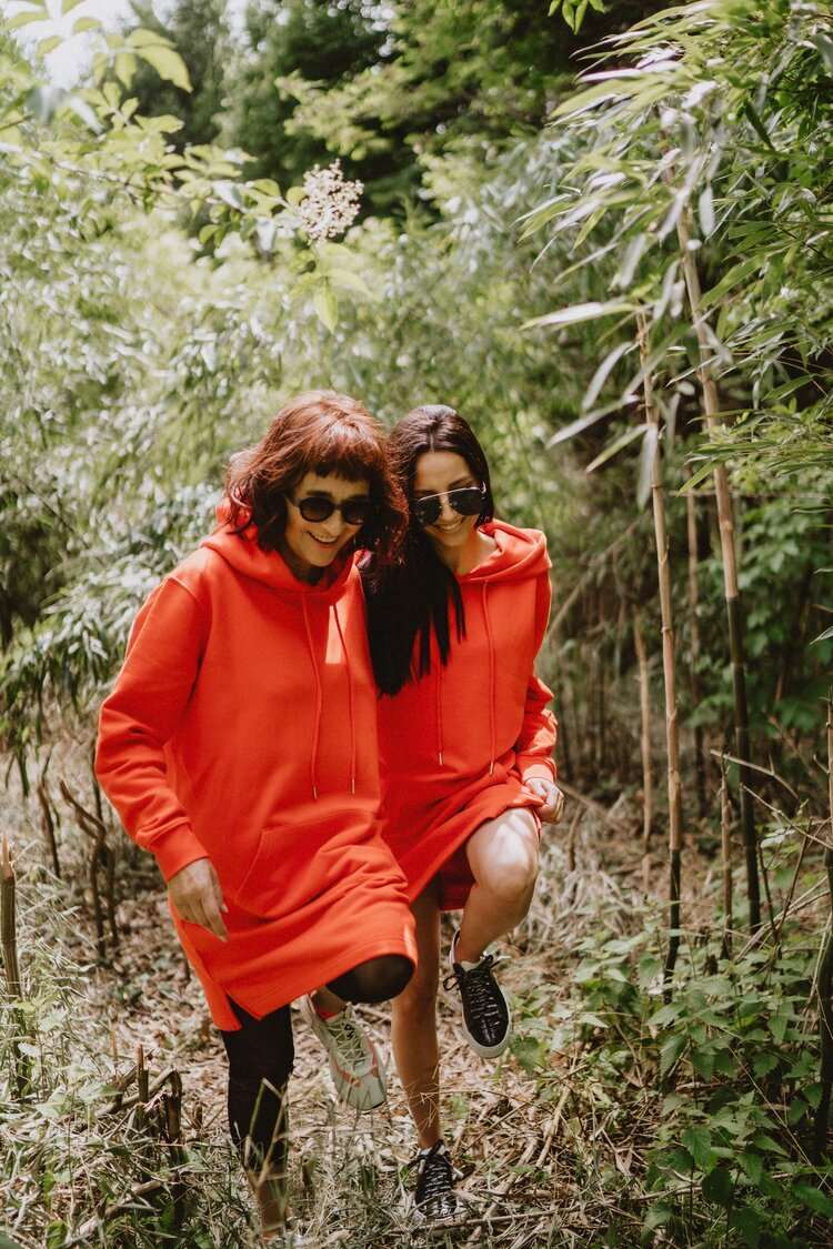Orangefarbenes Hoodie-Kleid für Damen mit glänzenden schwarzen Käfer auf der Rückseite / Bio-Baumwolle