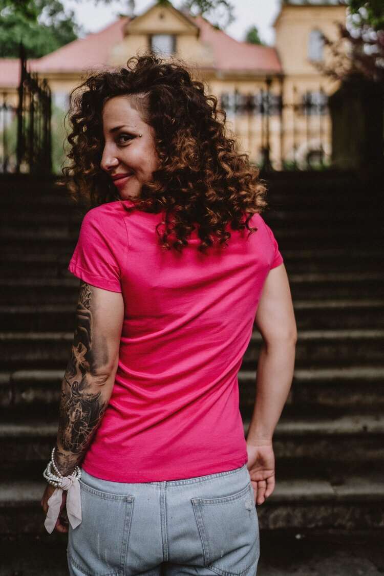 Damen Pinkes T-Shirt mit gländzendem Rosa Käfer auf der Vorderseite, Damenmodell, 120g Baumwolle