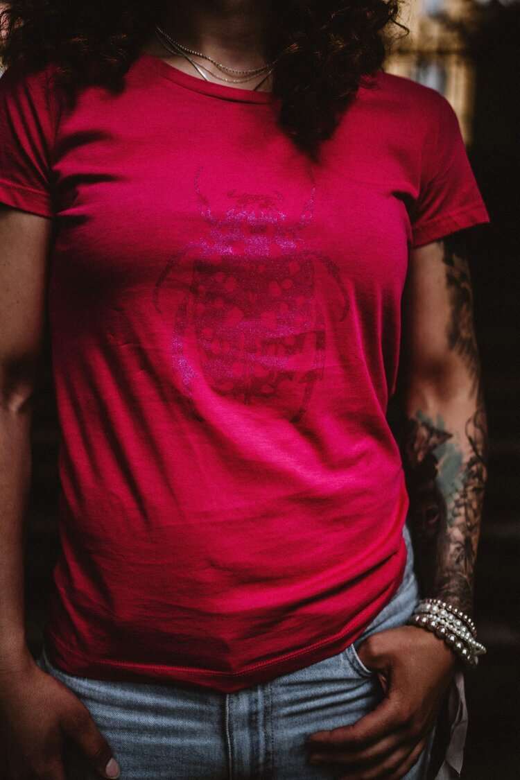 Damen Pinkes T-Shirt mit gländzendem Rosa Käfer auf der Vorderseite, Damenmodell, 120g Baumwolle