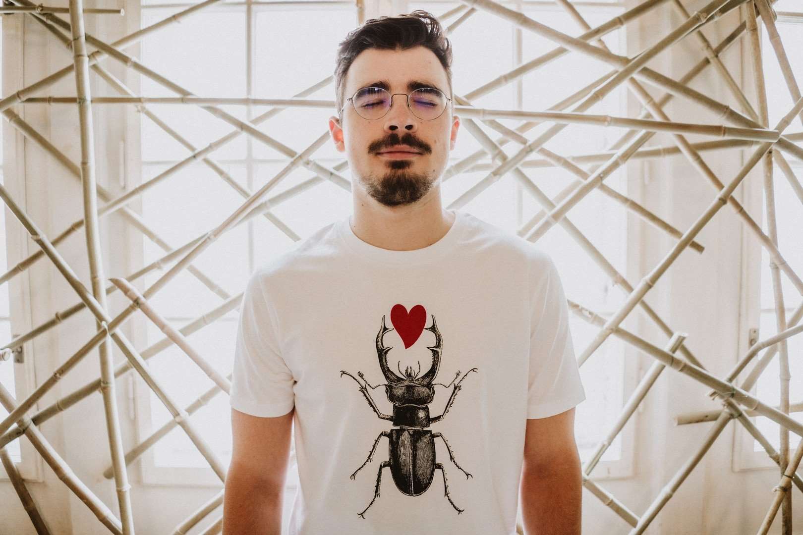 Weißes Hirschkäfer-T-Shirt für Herren mit rotem Herzen oder roter Krone, 180 Baumwolle
