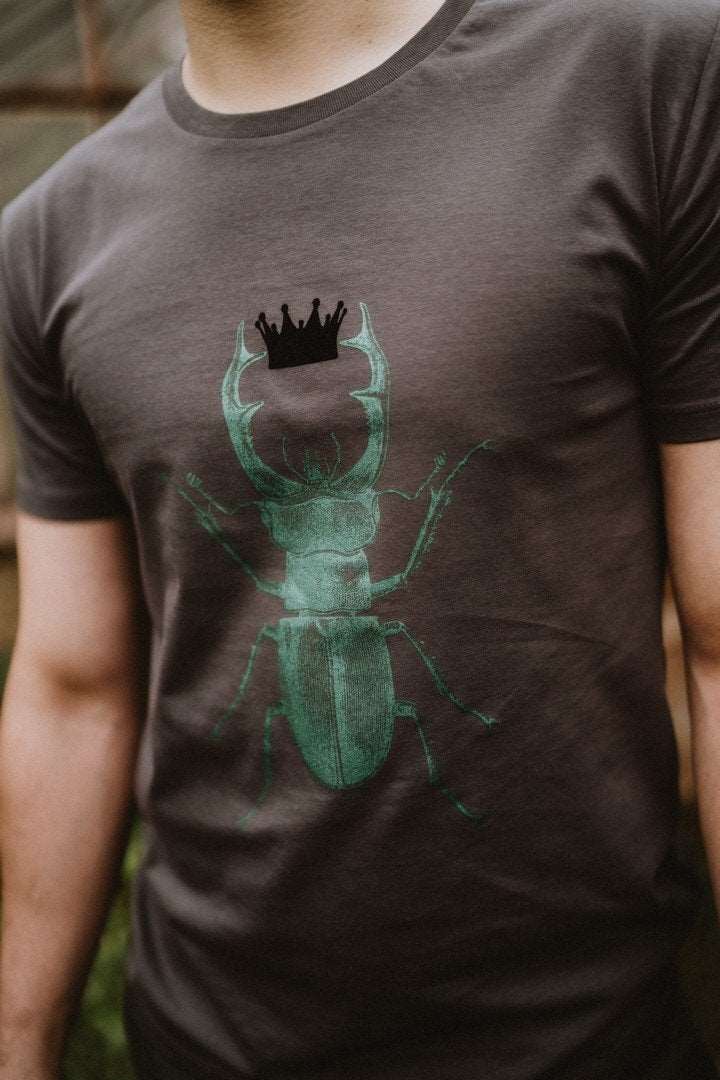 Graues Herren T-Shirt mit grünem Hirschkäfer der eine schwarze Krone hält