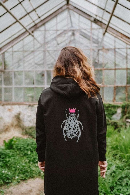 Schwarzes Hoodie-Kleid für Damen mit glänzendem Silberkäfer und rosa Plüschkrone auf dem Rücken 180g