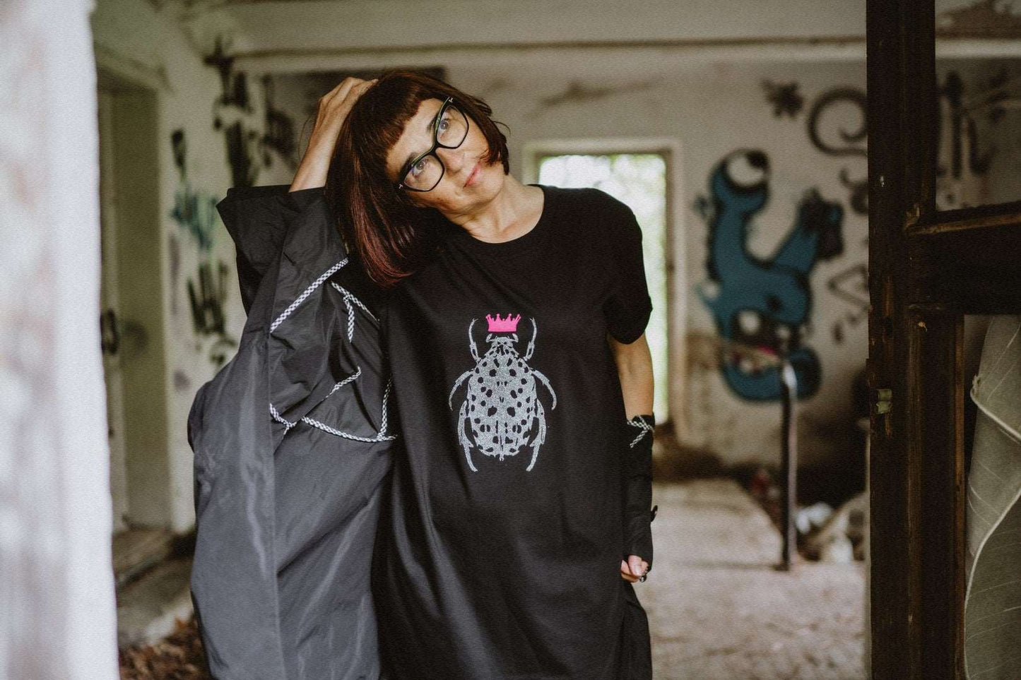Schwarzes T-Shirt-Kleid Gländzender Käfer mit rosa Krone – Kurzarm, 180g Baumwolle