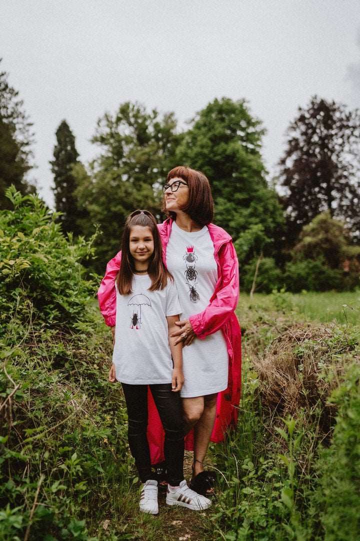 Weißes T-Shirt für Kinder Fliege mit roten Plüschschuhen, die einen Regenschirm halten (9-11 Jahre)