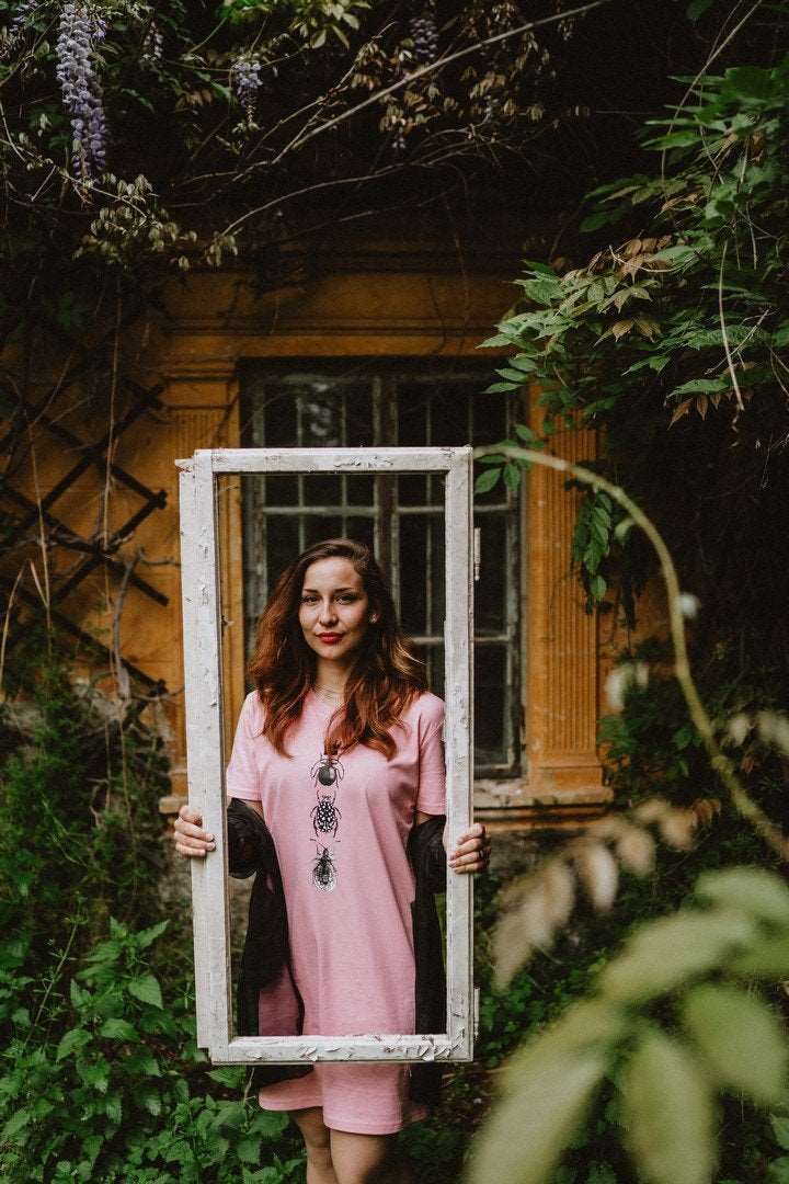 Damen T-Shirt-Kleid Drei Käfer mit schwarzer Krone – Kurzarm, 180g Baumwolle