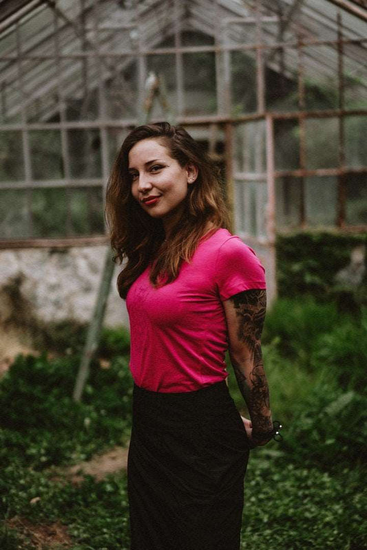 Damen Pinkes T-Shirt mit gländzendem Rosa Käfer auf der Vorderseite, Damenmodell, 120g Baumwolle