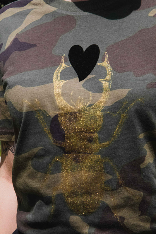 Goldener Skarabäus mit schwarzem Plüschherz auf militärischem Hintergrund / UNISEX / 180g Bio-Baumwolle