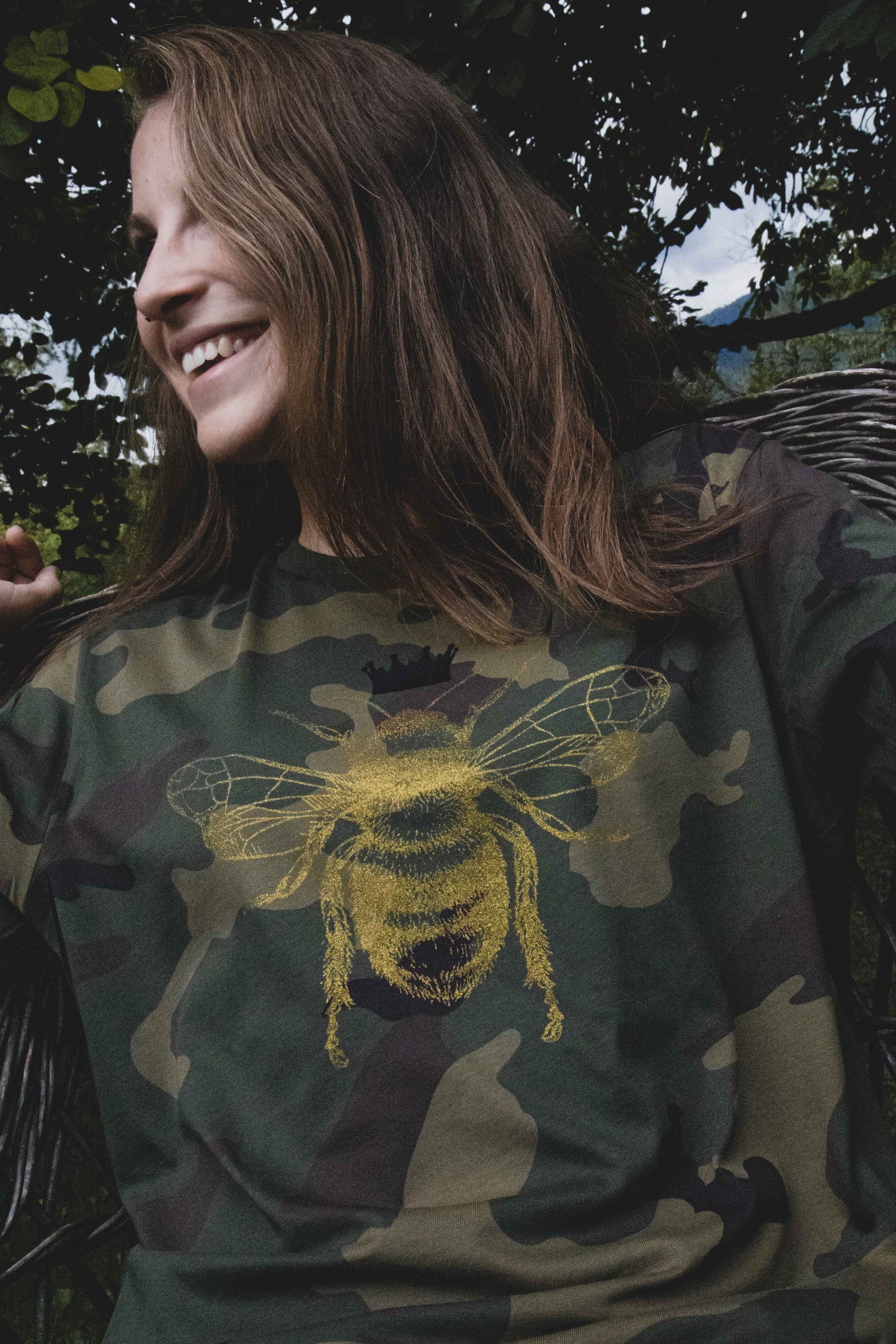 Goldene Biene auf einem millitärischen Muster, 180 g Baumwolle/ Unisex-Modell
