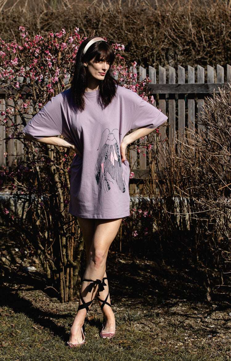 Langes oversized Lila T-Shirt oder kurzes Kleid mit einem großen Schmetterling vorne und einem kleinem auf der Schulter hinten.