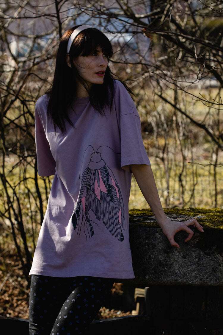 Langes oversized Lila T-Shirt oder kurzes Kleid mit einem großen Schmetterling vorne und einem kleinem auf der Schulter hinten.