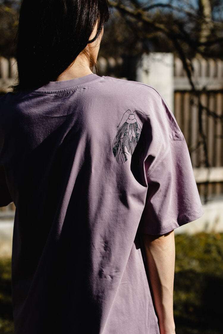 Langes oversized Lila T-Shirt oder kurzes Kleid mit einem großen Schmetterling vorne und einem kleinem auf der Schulter hinten.