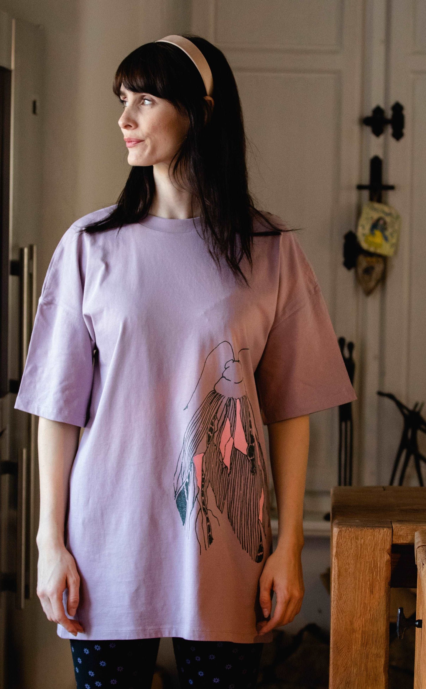Langes oversized Lila T-Shirt oder kurzes Kleid mit einem großen Schmetterling vorne und einem kleinem auf der Schulter hinten.