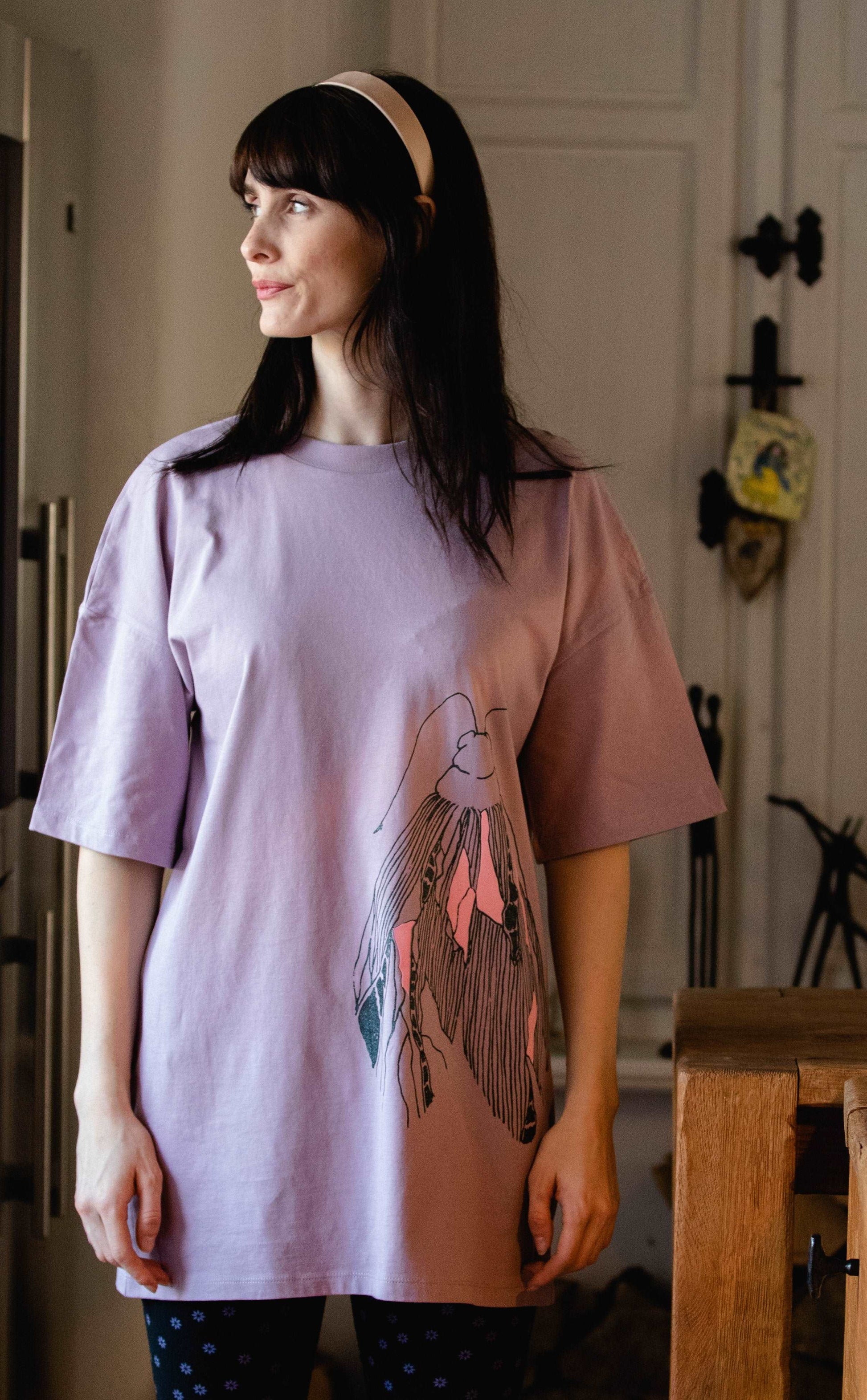 Langes oversized Lila T-Shirt oder kurzes Kleid mit einem großen Schmetterling vorne und einem kleinem auf der Schulter hinten.