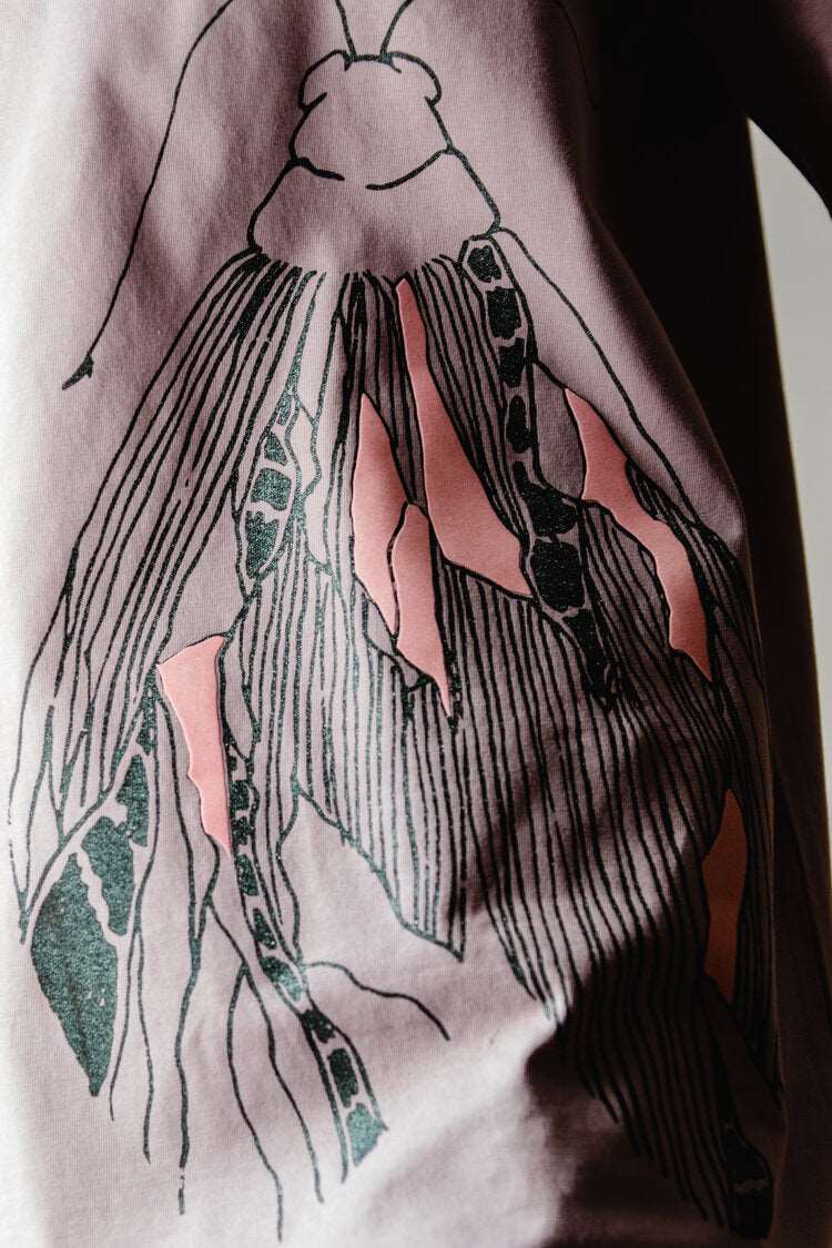 Langes oversized Lila T-Shirt oder kurzes Kleid mit einem großen Schmetterling vorne und einem kleinem auf der Schulter hinten.
