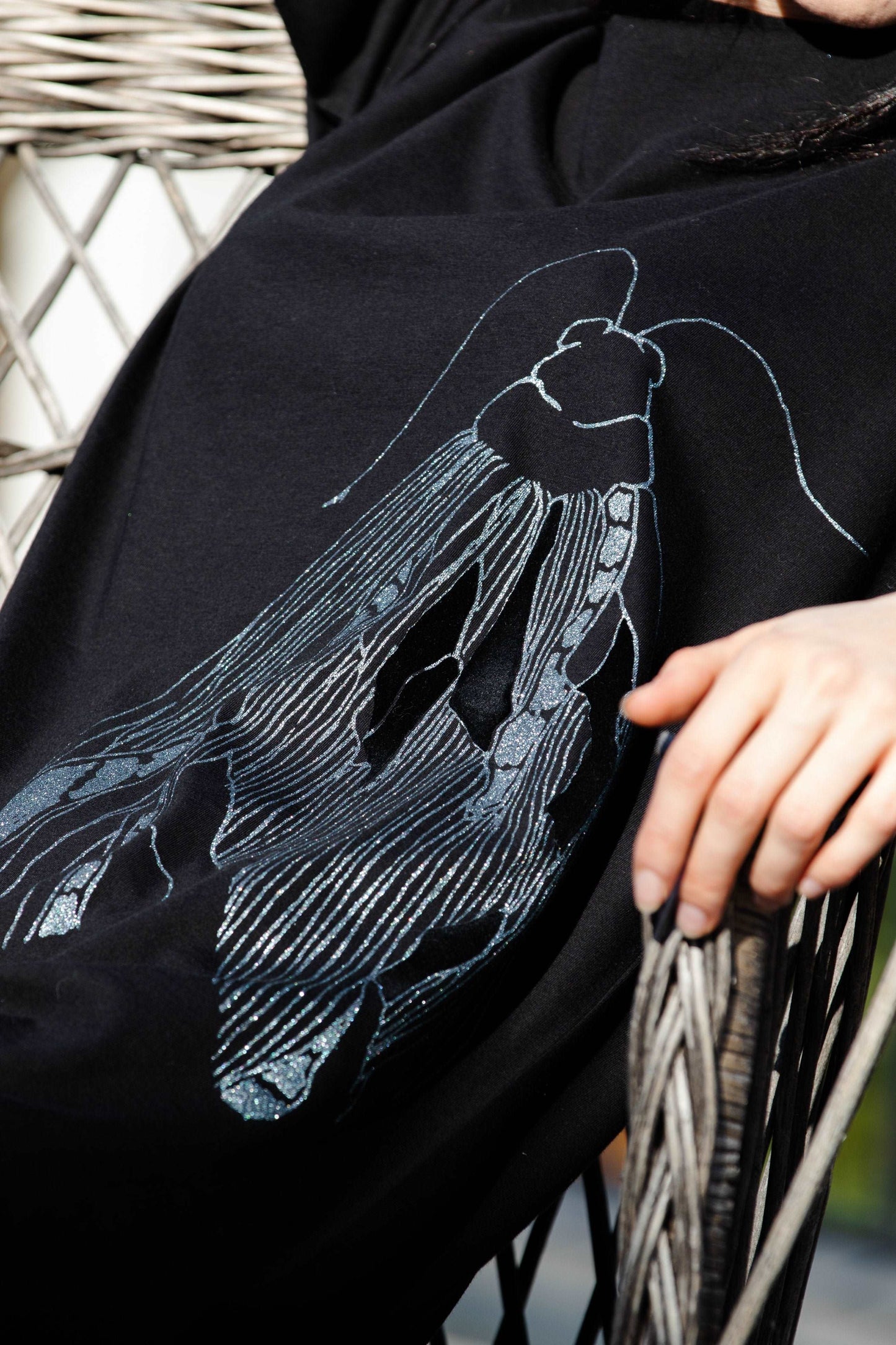 Langes oversized T-Shirt (auch als kurzes Kleid) mit einem großen silbernen Schmetterling auf der Vorderseite und einem kleineren auf der Schulter.