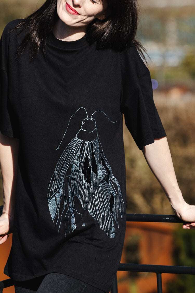 Langes oversized T-Shirt (auch als kurzes Kleid) mit einem großen silbernen Schmetterling auf der Vorderseite und einem kleineren auf der Schulter.