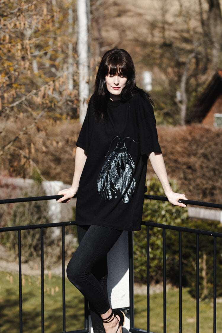 Langes oversized T-Shirt (auch als kurzes Kleid) mit einem großen silbernen Schmetterling auf der Vorderseite und einem kleineren auf der Schulter.