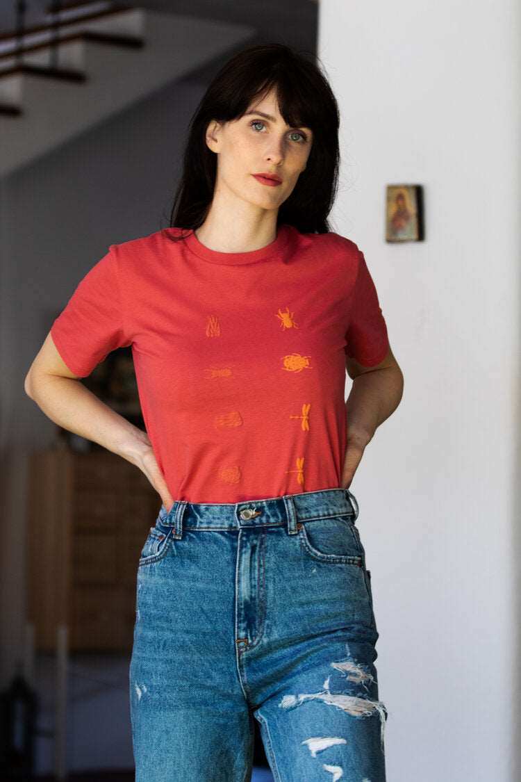 Karminrotes T-Shirt mit roten und orangefarbenen 3D-Mini-Insekten/ Unisex Modell