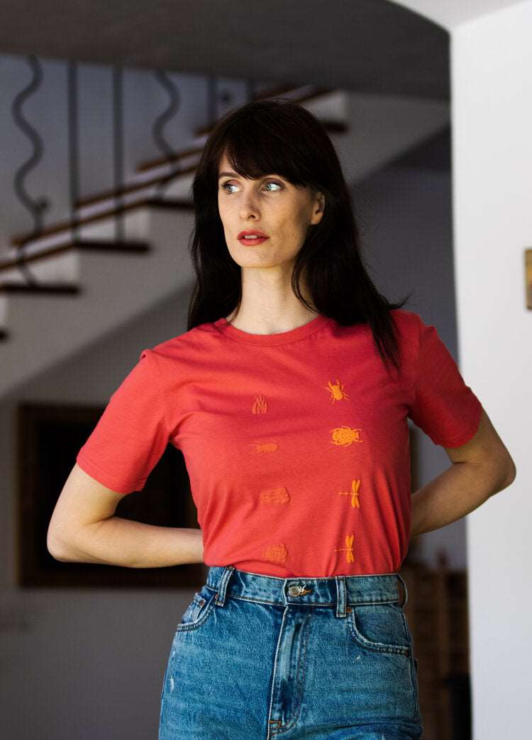Karminrotes T-Shirt mit roten und orangefarbenen 3D-Mini-Insekten/ Unisex Modell