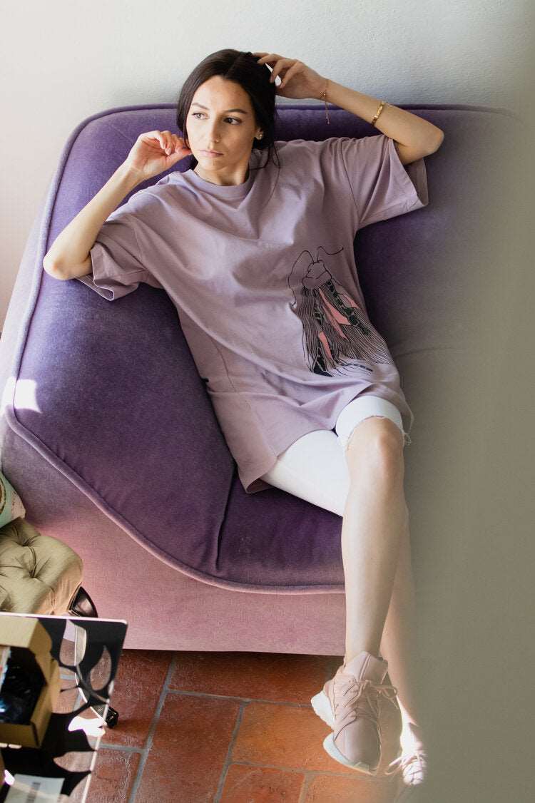 Langes oversized Lila T-Shirt oder kurzes Kleid mit einem großen Schmetterling vorne und einem kleinem auf der Schulter hinten.