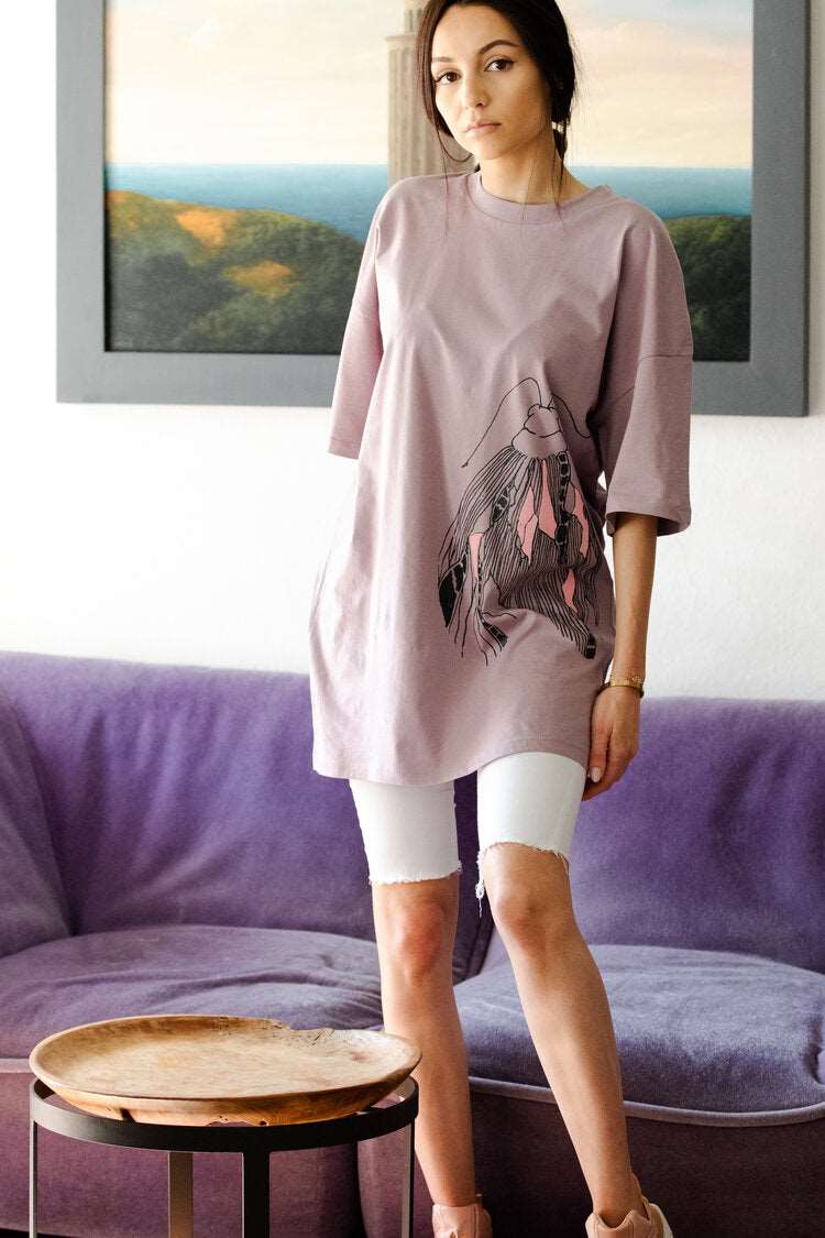 Langes oversized Lila T-Shirt oder kurzes Kleid mit einem großen Schmetterling vorne und einem kleinem auf der Schulter hinten.