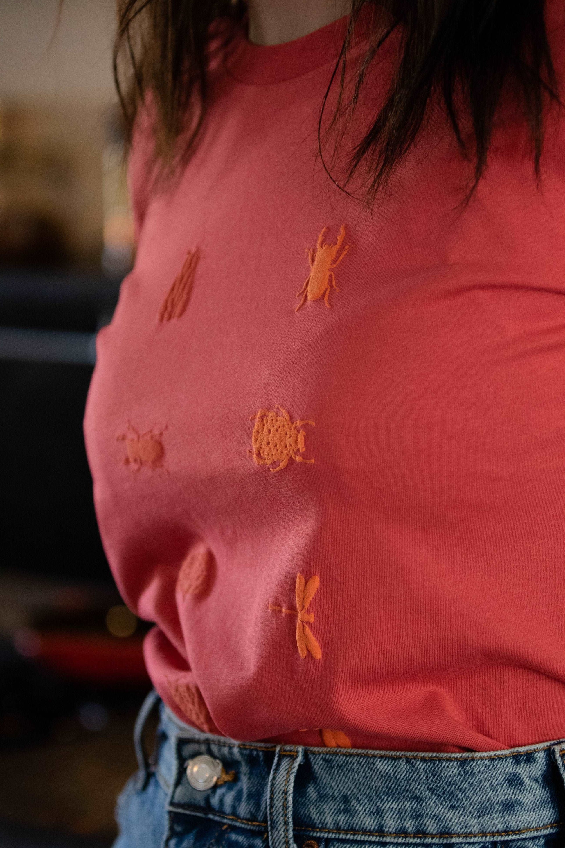 Karminrotes T-Shirt mit roten und orangefarbenen 3D-Mini-Insekten/ Unisex Modell