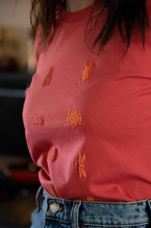 Karminrotes T-Shirt mit roten und orangefarbenen 3D-Mini-Insekten/ Unisex Modell