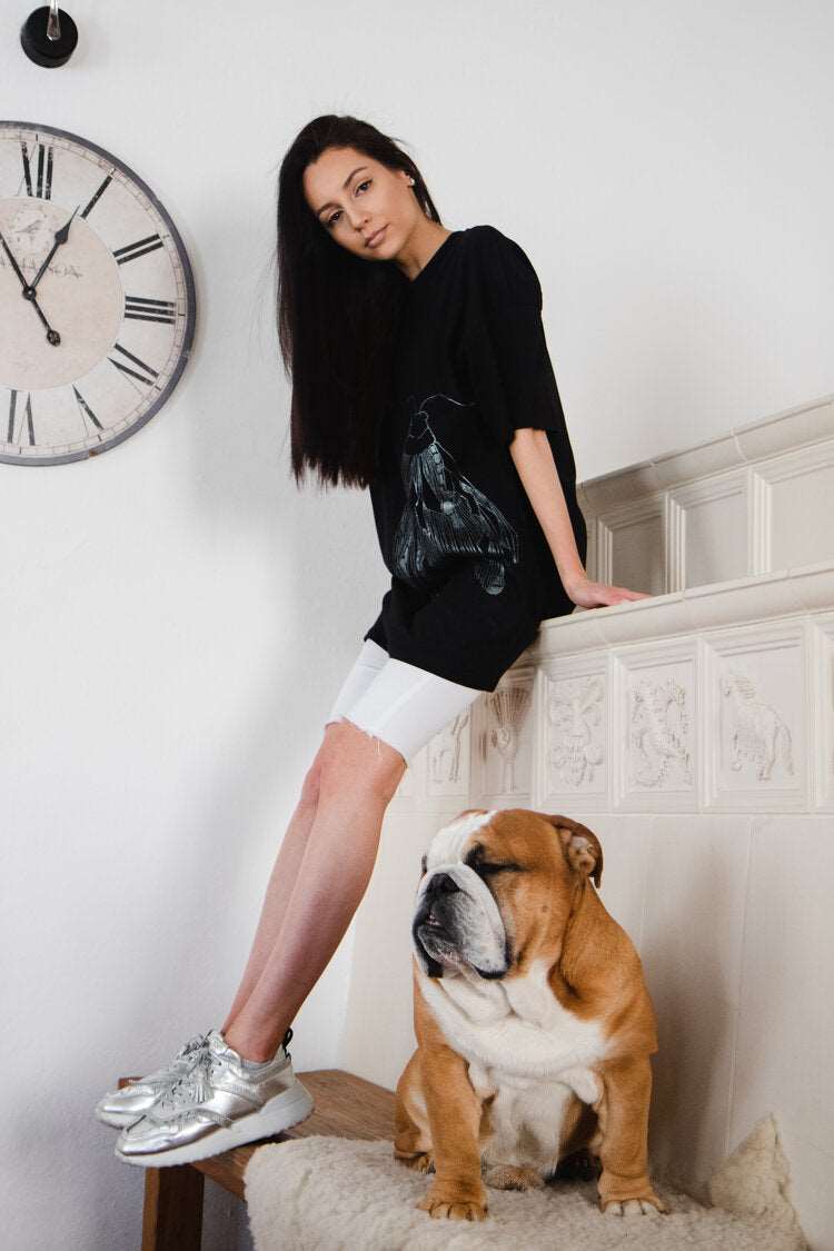 Langes oversized T-Shirt (auch als kurzes Kleid) mit einem großen silbernen Schmetterling auf der Vorderseite und einem kleineren auf der Schulter.