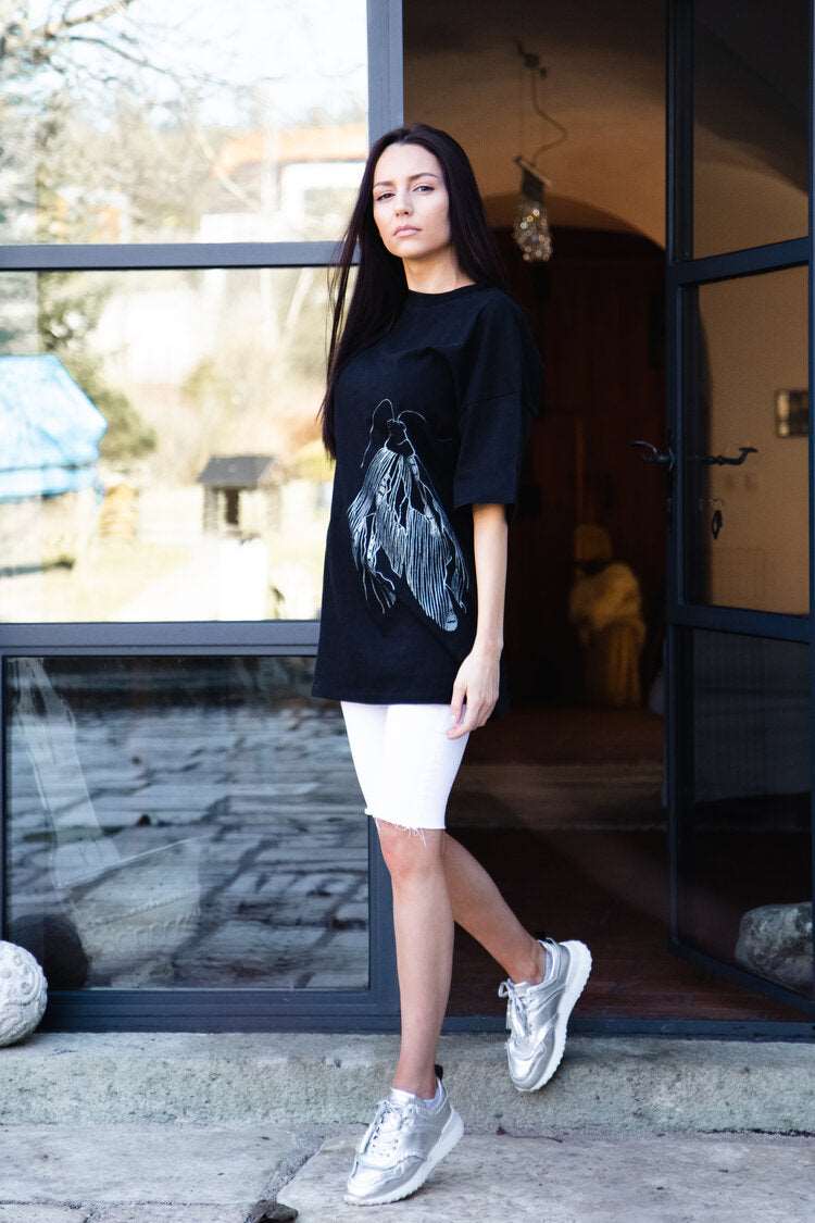 Langes oversized T-Shirt (auch als kurzes Kleid) mit einem großen silbernen Schmetterling auf der Vorderseite und einem kleineren auf der Schulter.