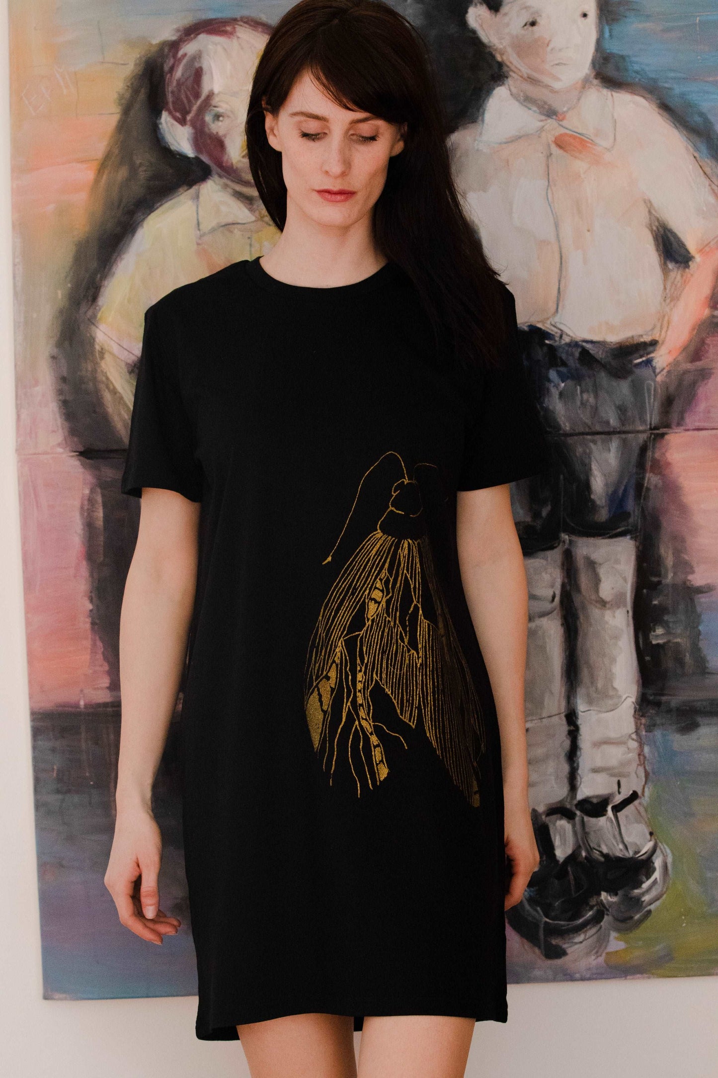 Langes T-Shirt Kleid mit einem großen goldenen Schmetterling/ 180g Bio-Baumwolle