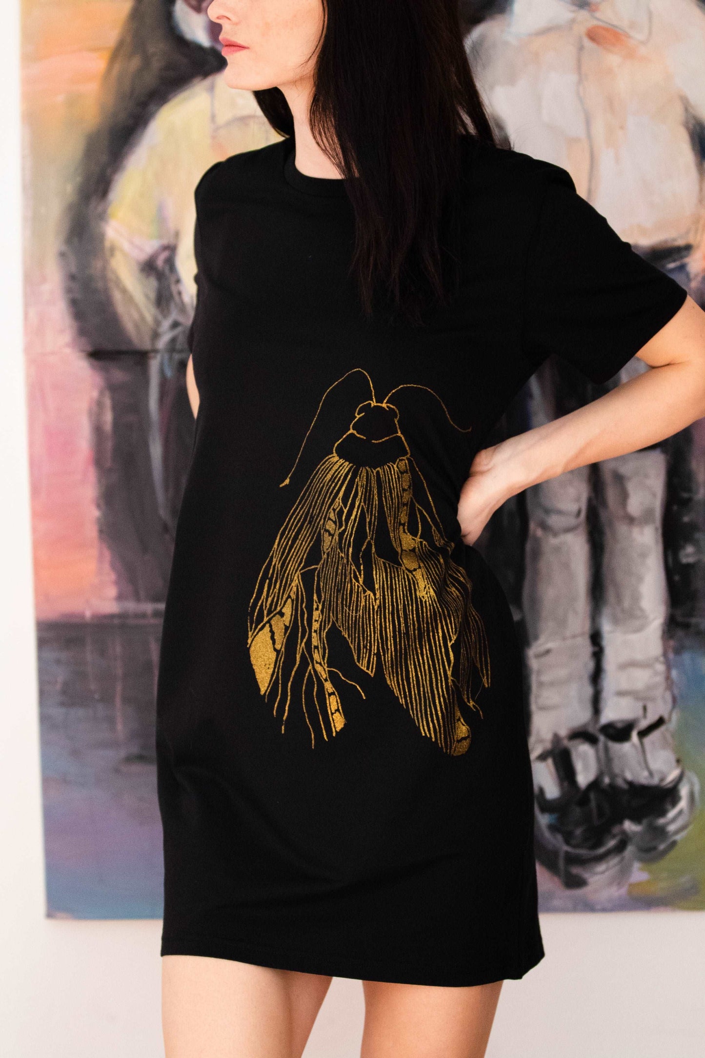 Langes T-Shirt Kleid mit einem großen goldenen Schmetterling/ 180g Bio-Baumwolle