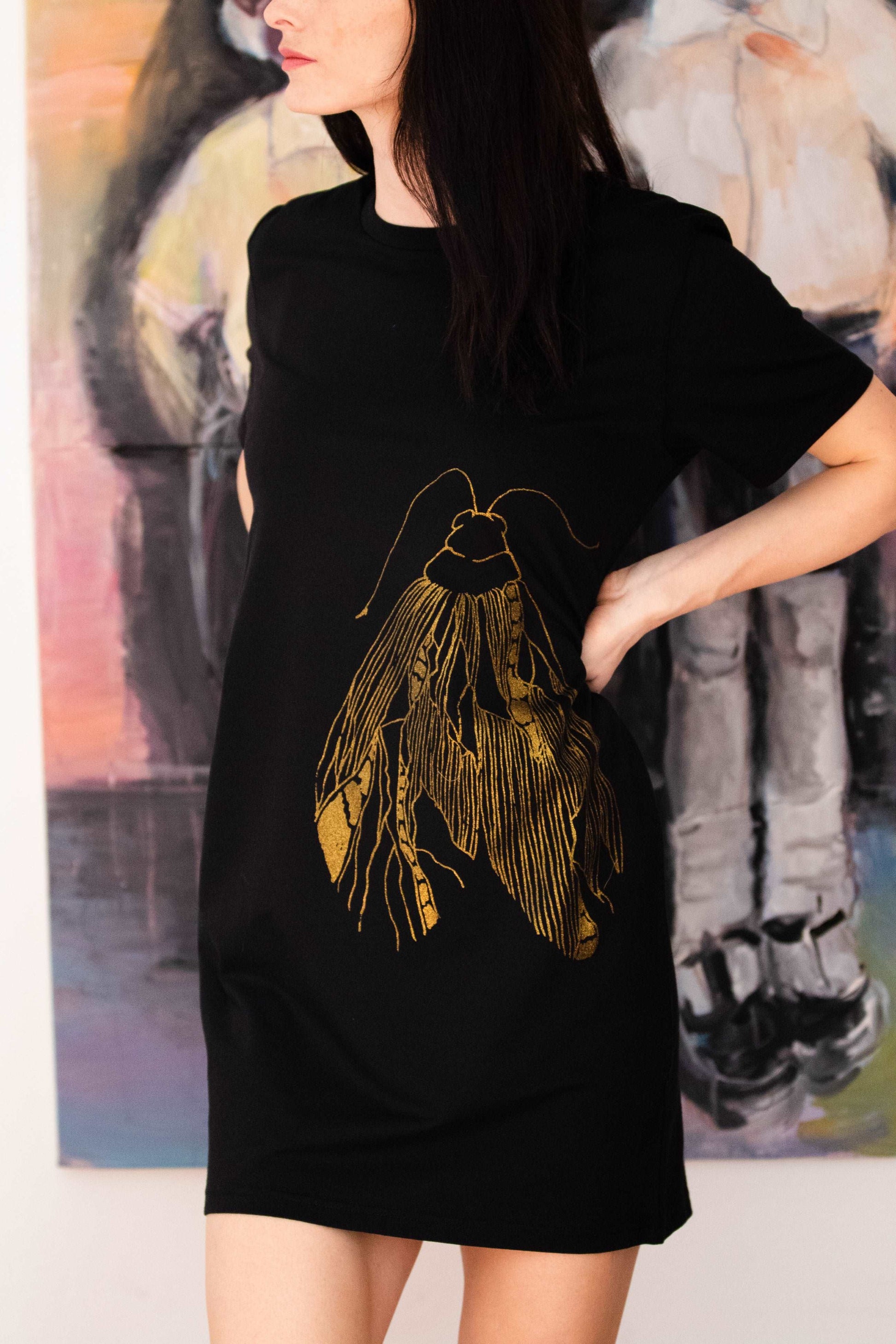 Langes T-Shirt Kleid mit einem großen goldenen Schmetterling/ 180g Bio-Baumwolle