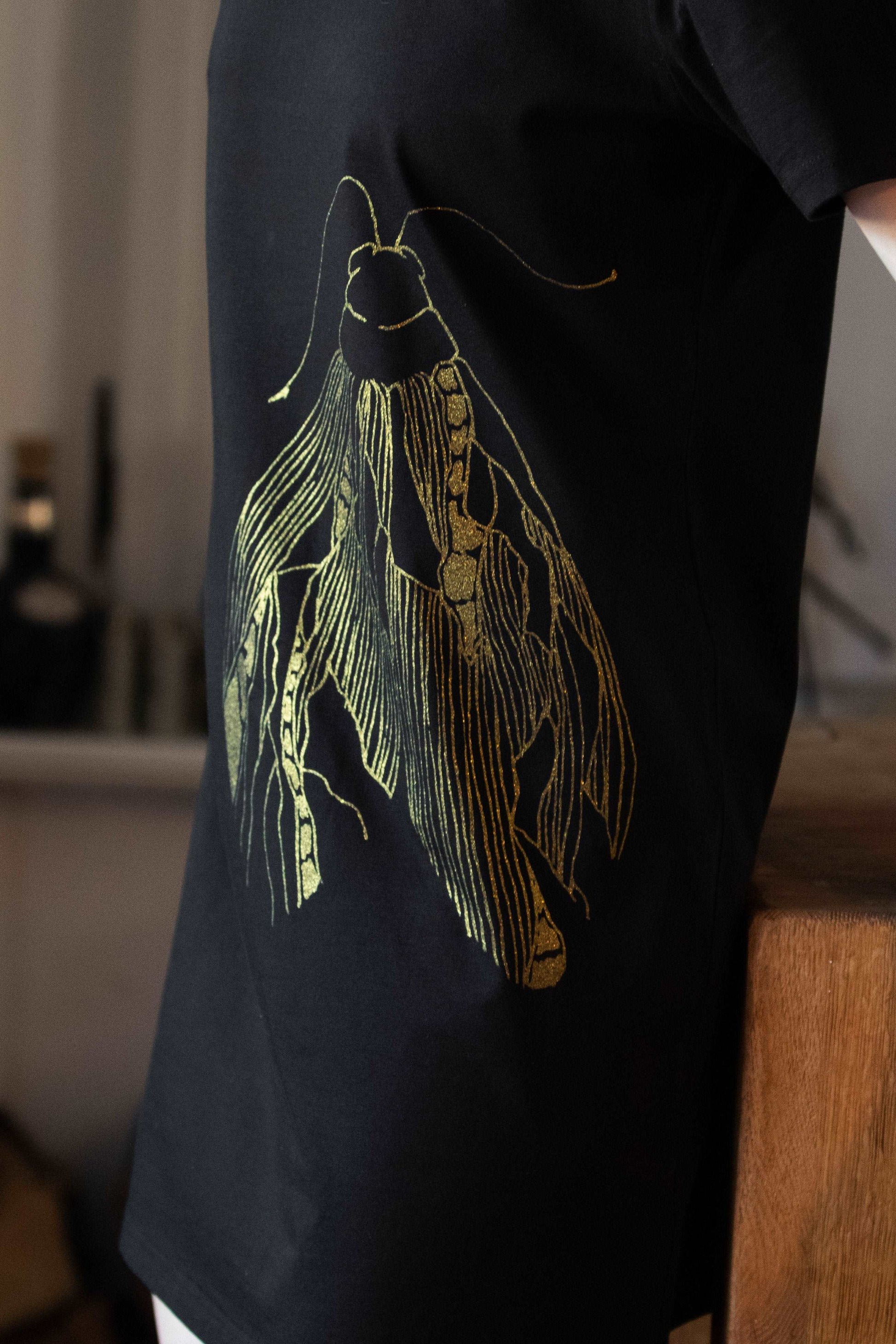 Langes T-Shirt Kleid mit einem großen goldenen Schmetterling/ 180g Bio-Baumwolle