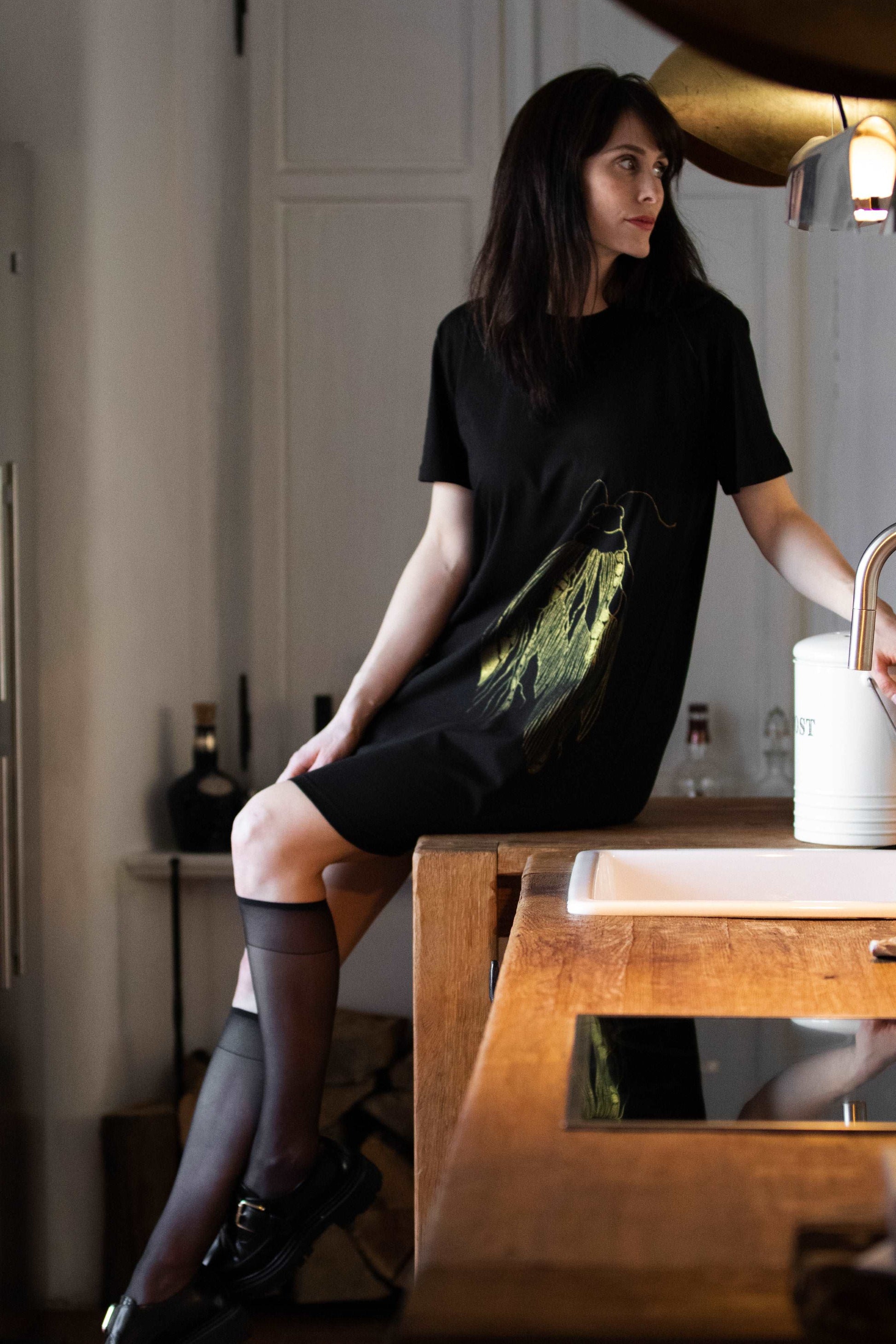 Langes T-Shirt Kleid mit einem großen goldenen Schmetterling/ 180g Bio-Baumwolle