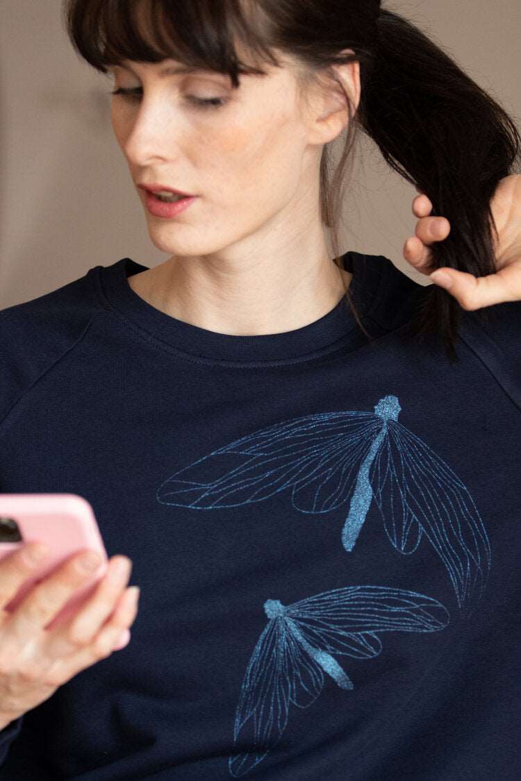 Dunkelblauer Pullover mit glitzernden Schmetterlingen – Bio-Baumwolle