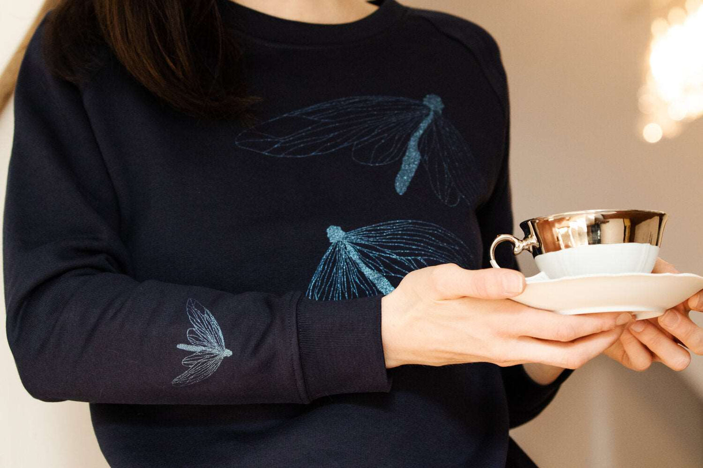 Dunkelblauer Pullover mit glitzernden Schmetterlingen – Bio-Baumwolle