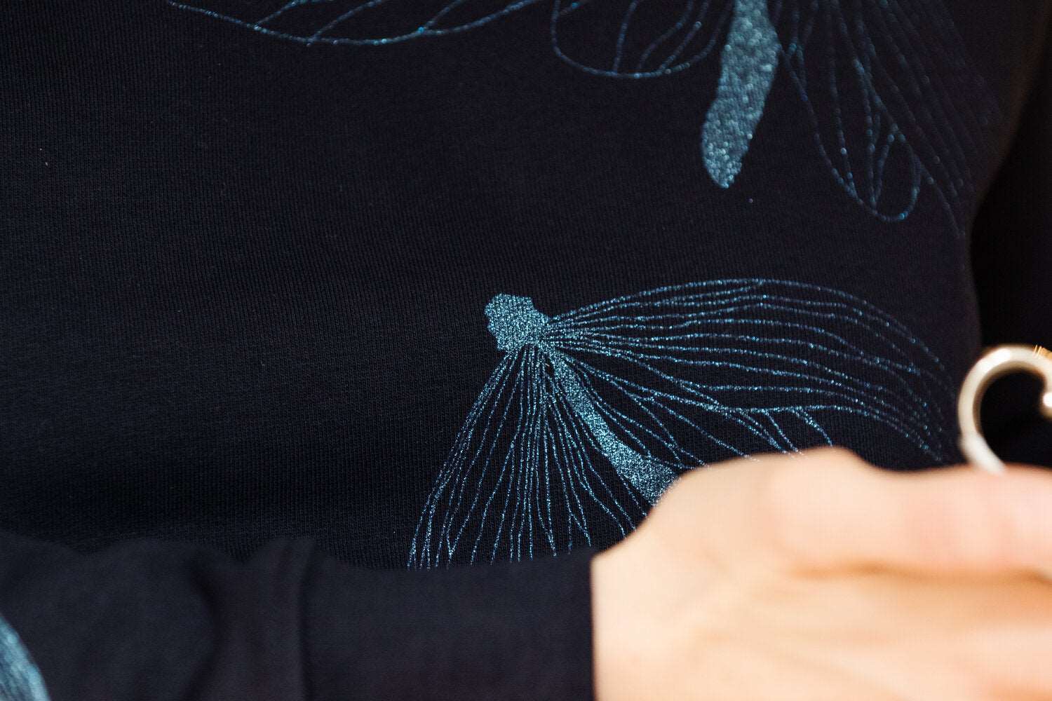 Dunkelblauer Pullover mit glitzernden Schmetterlingen – Bio-Baumwolle