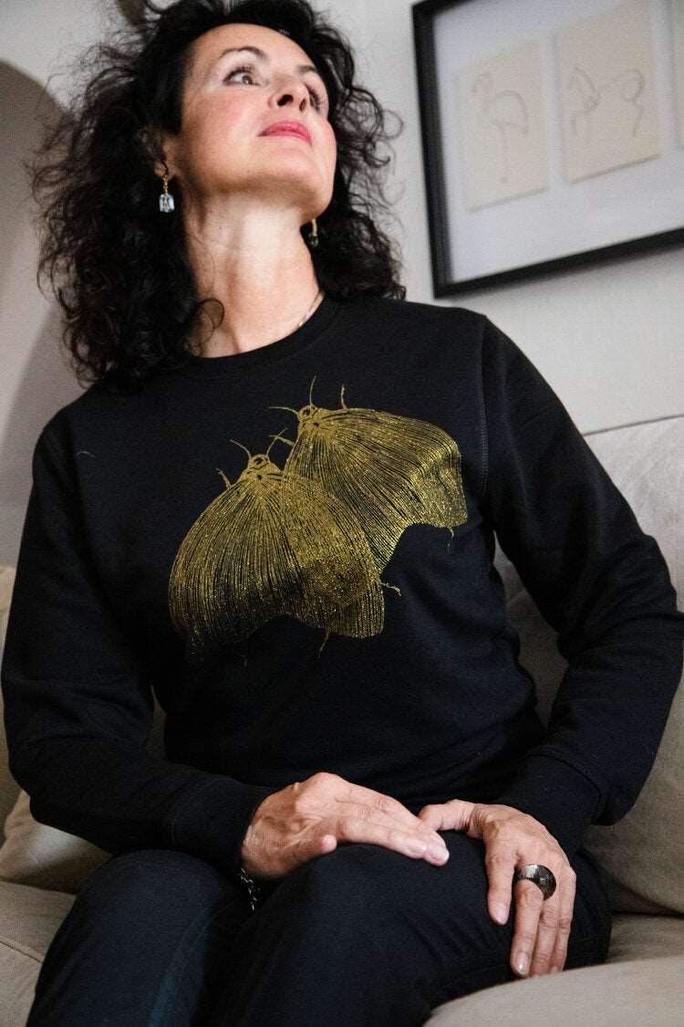 Schwarzer Pullover, Motten in glitzergoldener Farbe, 300g Bio-Baumwolle