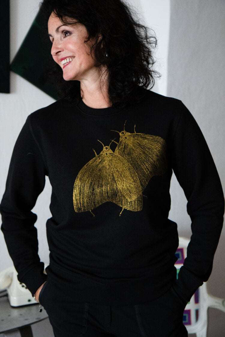 Schwarzer Pullover, Motten in glitzergoldener Farbe, 300g Bio-Baumwolle
